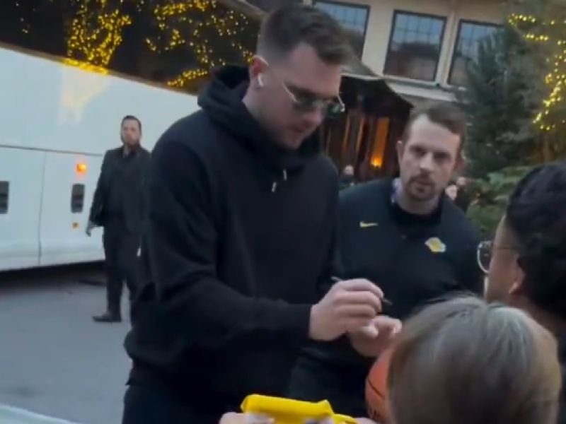 Dončiću dali dva dresa Dallasa, njegova reakcija zadela naravnost v srce