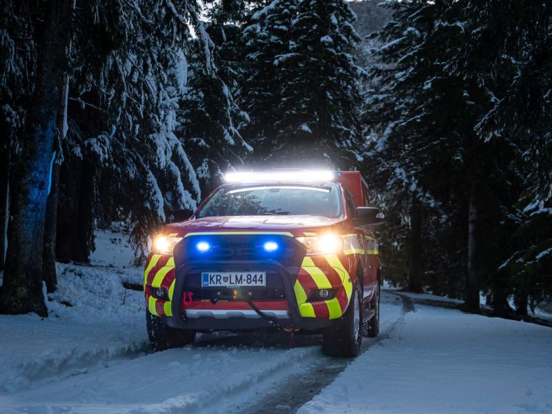 Tragična noč v Škofji Loki: V nesreči umrl 28-letni voznik plužnega vozila