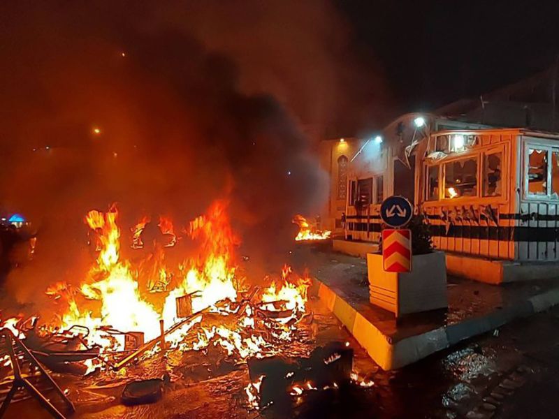 Za Iran izdali črno opozorilo, državo je treba zapustiti
