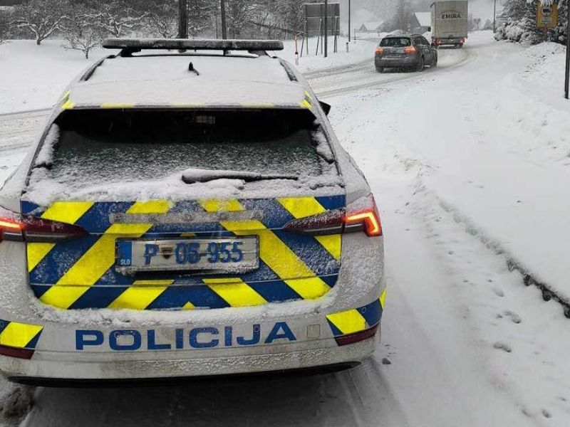 Z lažnimi profili mladoletnic vabili moške, jih oropali in izsiljevali