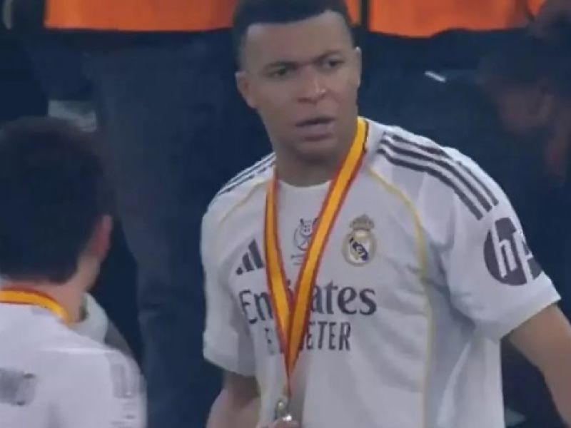 Mbappe s sramotnim ukazom soigralcem po porazu z Barco razburil javnost