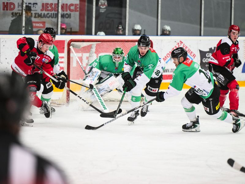 V Podmežakli napet drugi finalni obračun, v oči zbodli transparenti