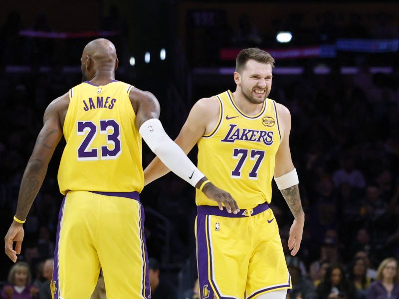 Dončićeva podaja leta, vsi na nogah - a kar je z njo naredil soigralec ...