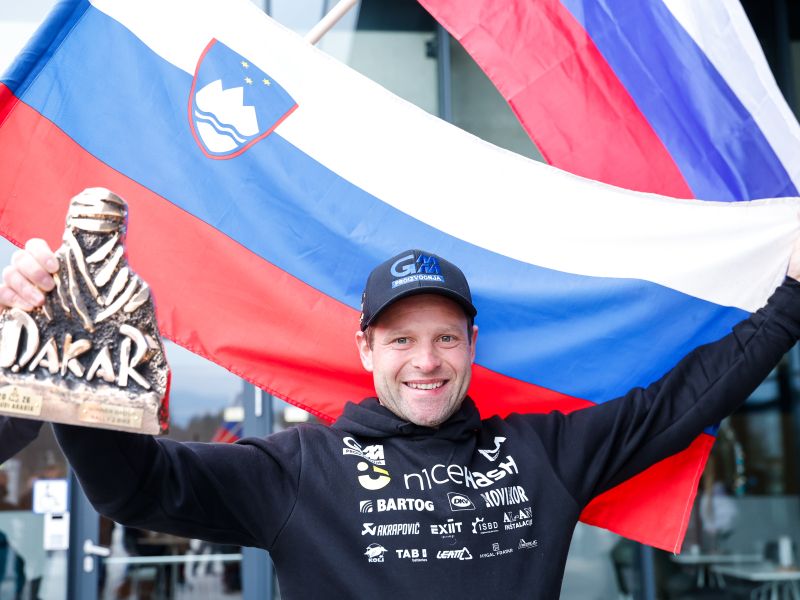 Na Brniku ga je pričakala harmonika, Slovenec med zmagovalci relija Dakar