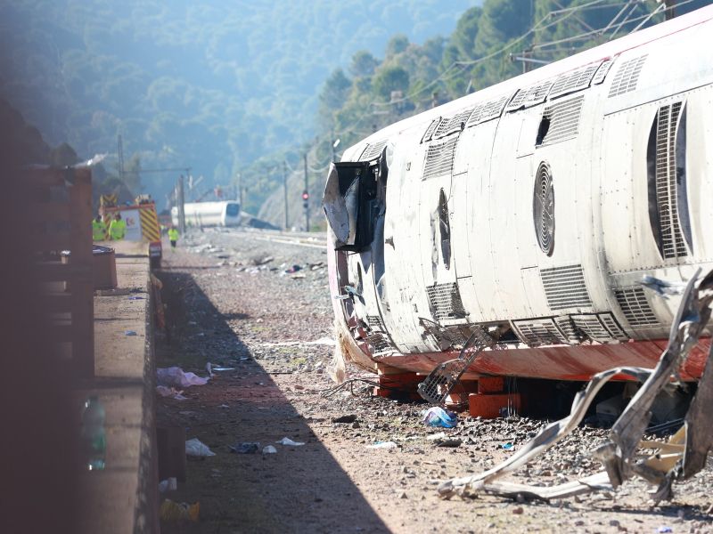 Iz razbitin še vedno niso izvlekli vseh trupel, na delu težka mehanizacija