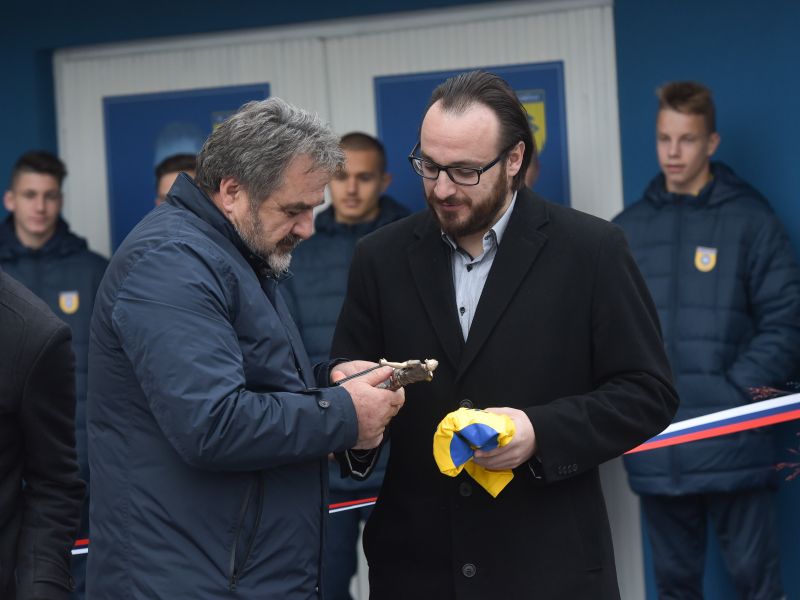 Oražma sedita na kupu denarja, zadnji naj ugasne luč: Karikatura nasmejala