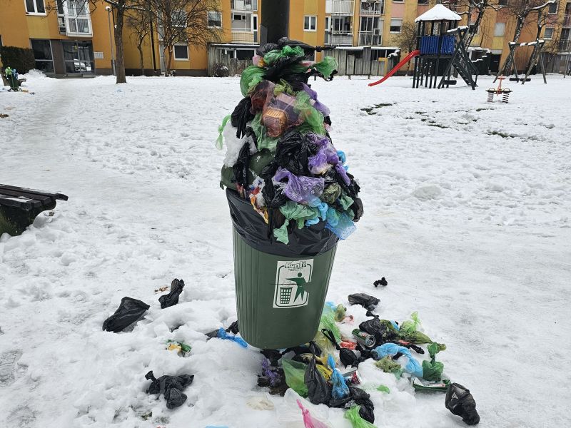 Praznična podoba Šiške: Otroci se igrajo med smetmi