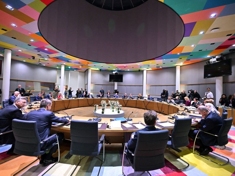 Voditelji razpravljali pozno v noč: Orodja bomo uporabili, ko bo potrebno