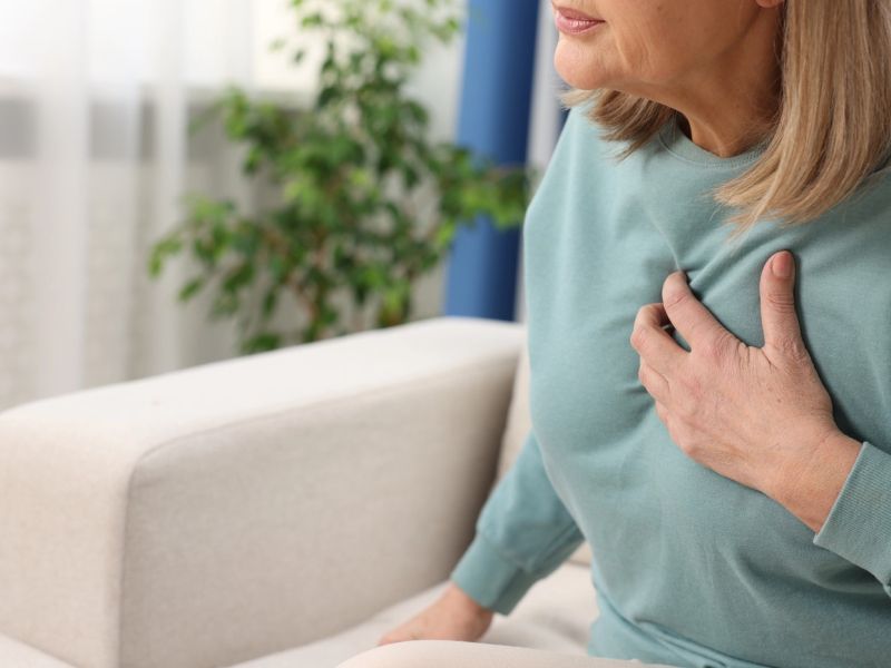 Napad panike ali srčni infarkt? Kdaj je obisk urgence res nujen