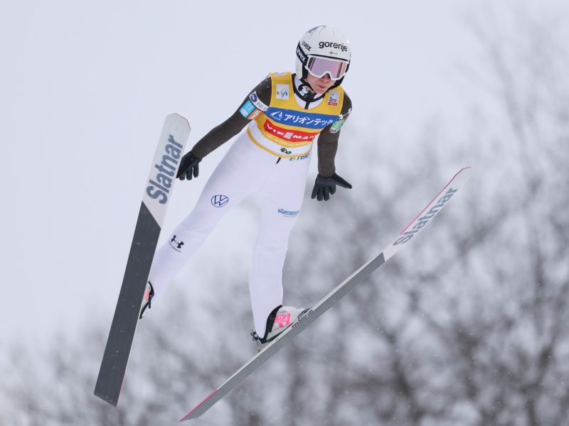 Nika Prevc povsem ogreta: v Hinzenbachu spet daleč pred konkurenco