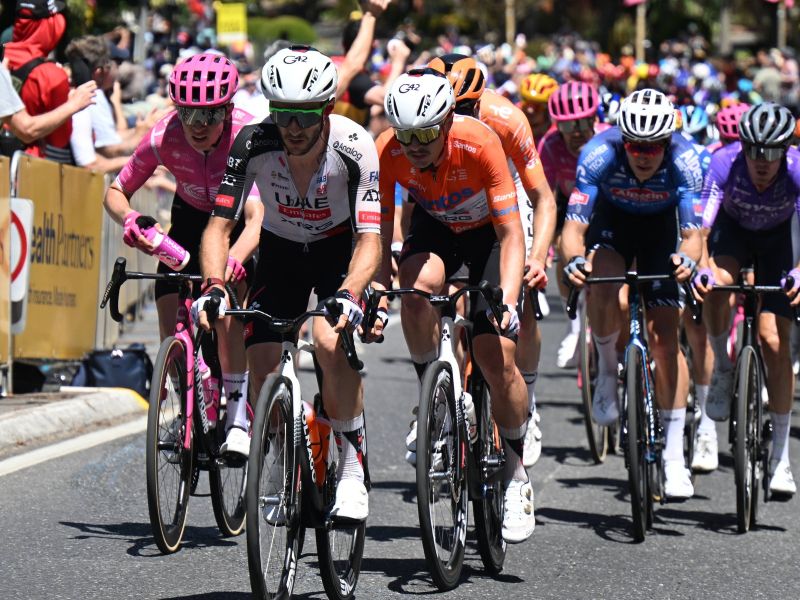 Groza Pogačarjevega pomočnika: Na dirki ga je zbil kenguru, posnetek osupne