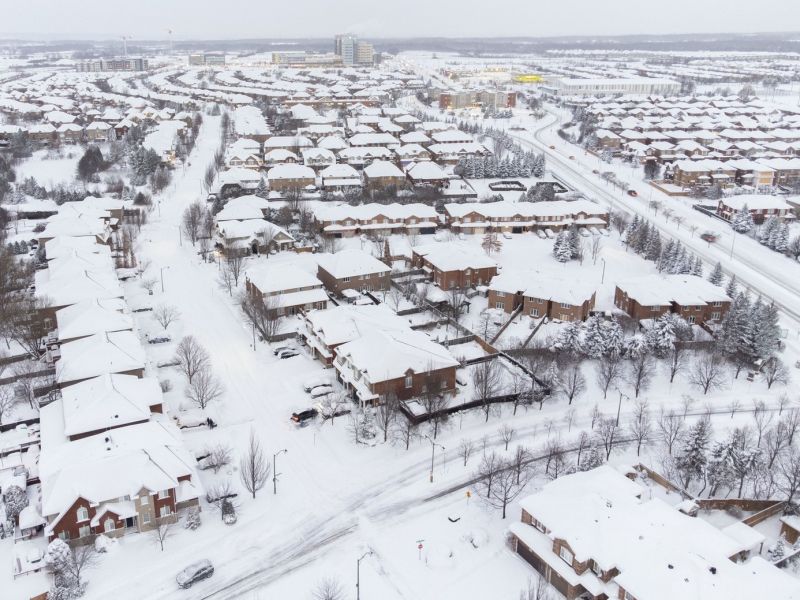 Toronto po rekordnem snegu obstal: 630 nesreč in 500 odpovedanih letov