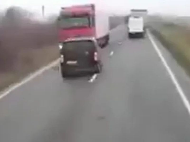 Strašna tragedija, v nesreči umrlo sedem navijačev, posnetek zmrazi