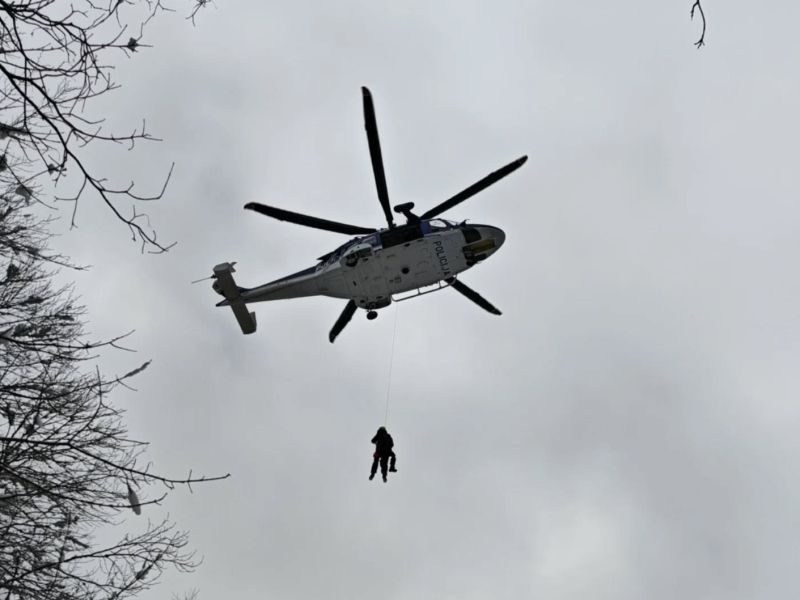Mladega pohodnika ustavilo zdravstveno stanje, reševalci iščejo mimoidočega