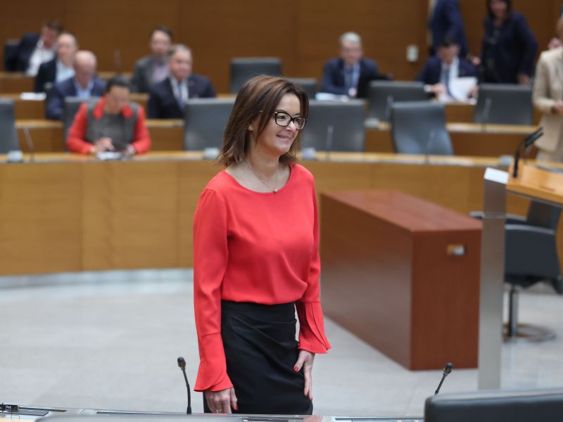 Ministrica Fajon: Poskrbeli bomo za vse Slovence na kriznem območju