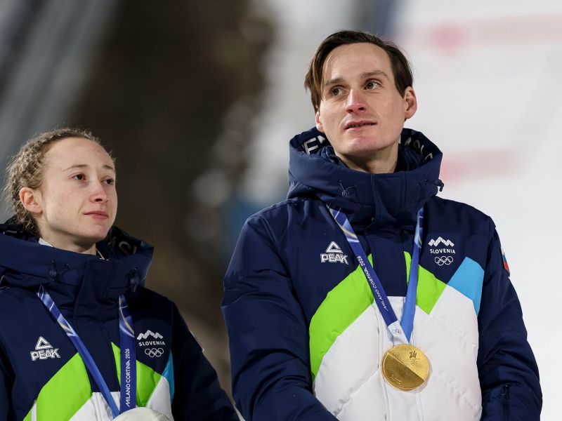 Avstrijci Niki in Domnu Prevc postavili spomenik. Poklon najhujših tekmecev