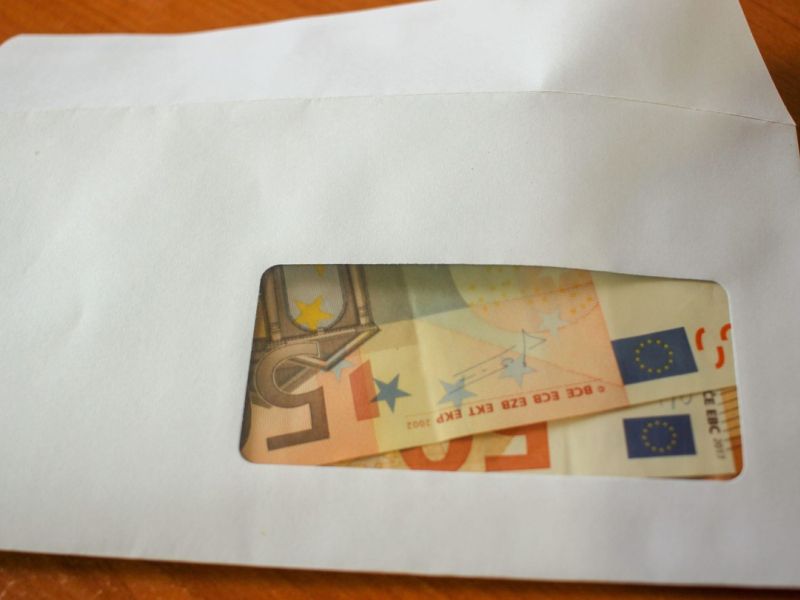 Udar po žepih javnih uslužbencev: Sindikati zahtevajo takojšen umik