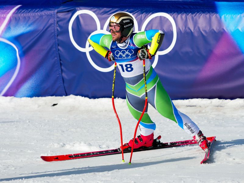 Slovensko smučanje drsi proti breznu. Franjo pa skače od veselja