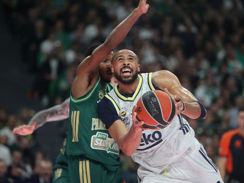 Derbi evrolige v Atenah odločen ob zvoku sirene