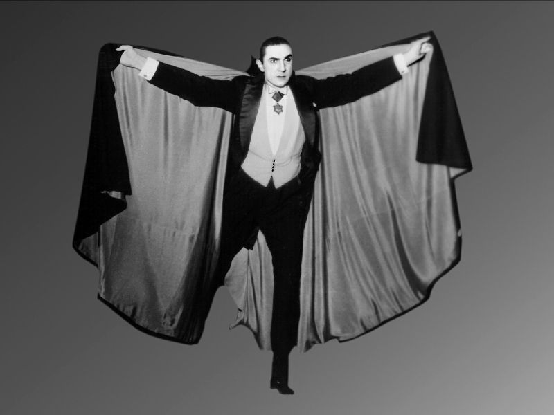 Na lastno željo družine je bil pokopan v črnem vampirskem plašču, s čimer se je simbolično za vedno