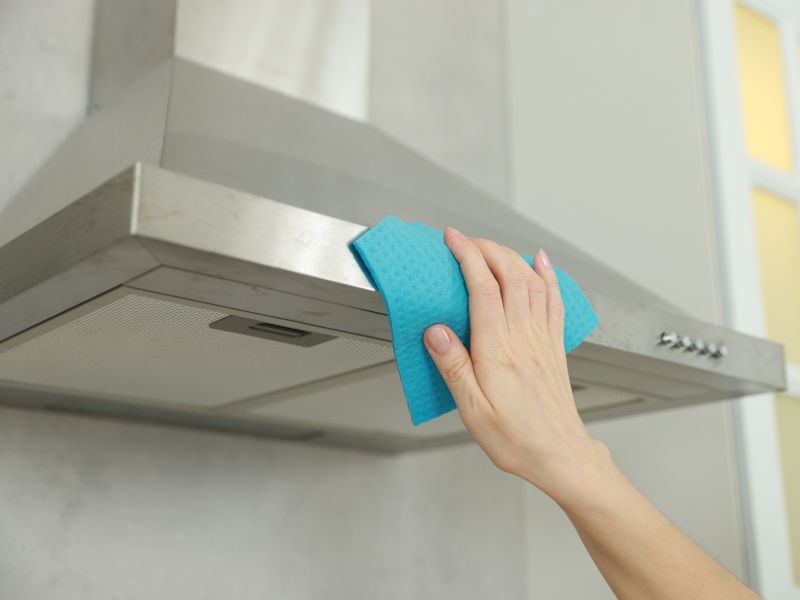 Trik za čiščenje nape, ki izboljša zrak v kuhinji