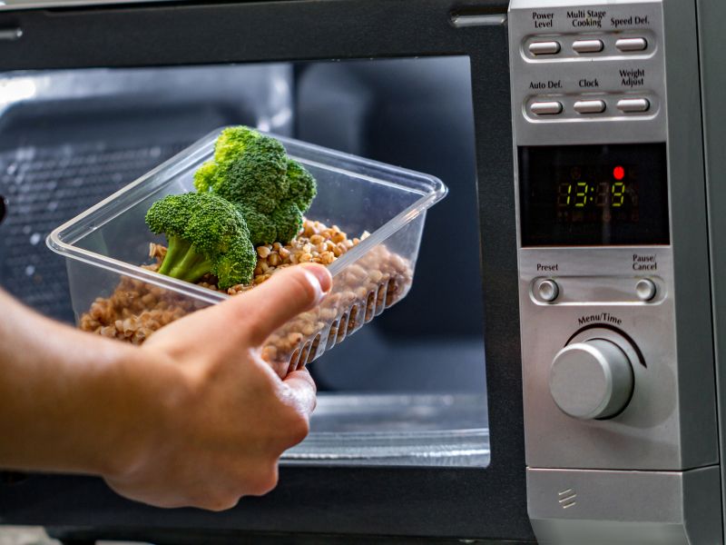 Ali mikrovalovka res uničuje hrano? Znanost ima odgovor