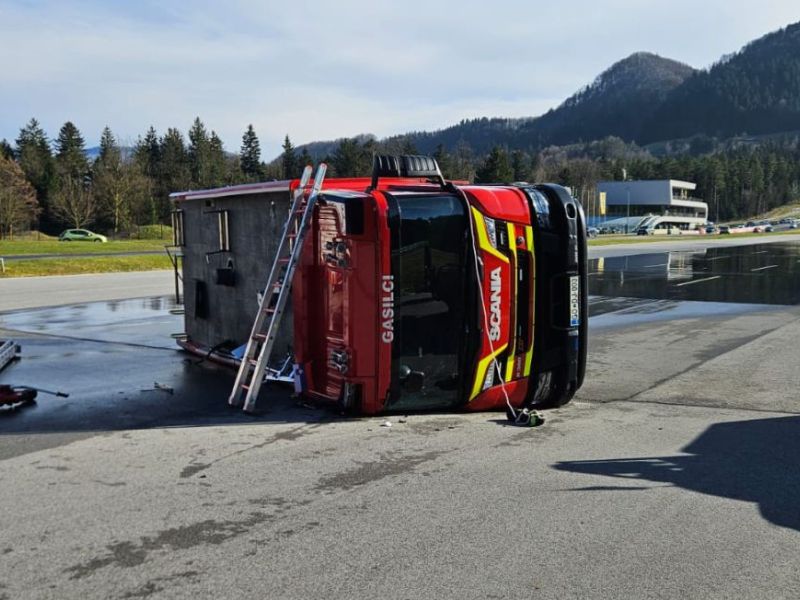 Na poligonu na Vranskem se je prevrnilo gasilsko vozilo