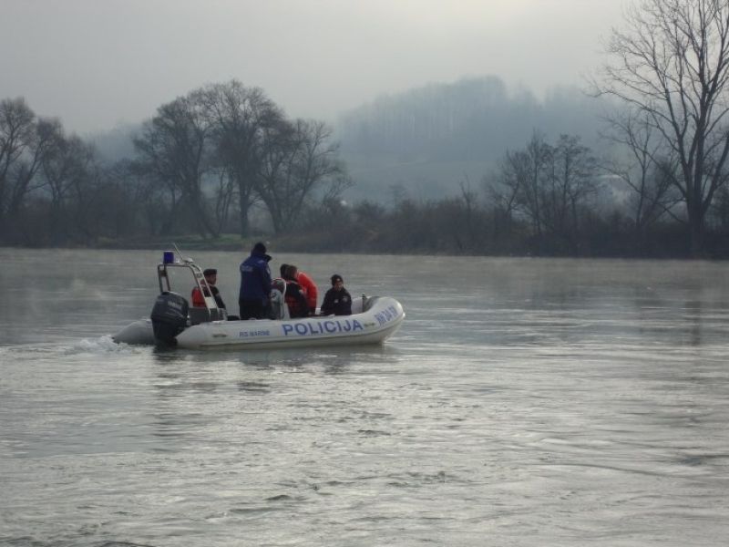 Policisti zjutraj zaslišali klice na pomoč, ki so odmevali na reki