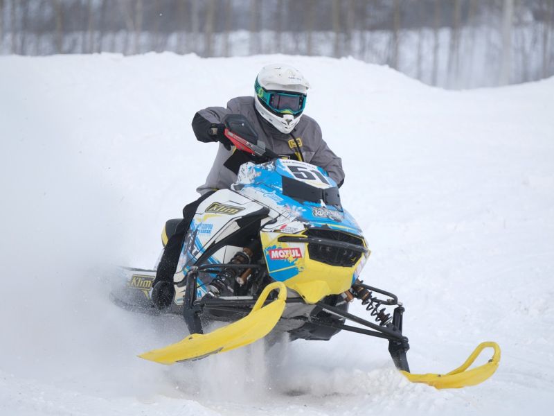 Z motornimi sanmi hudo poškodovala pohodnico in pobegnila