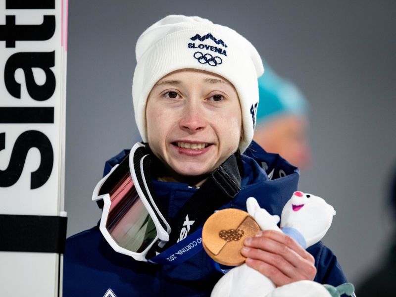 Nika Prevc še nikoli tako nasmejana, 'velikan' presenetil z obiskom Planice