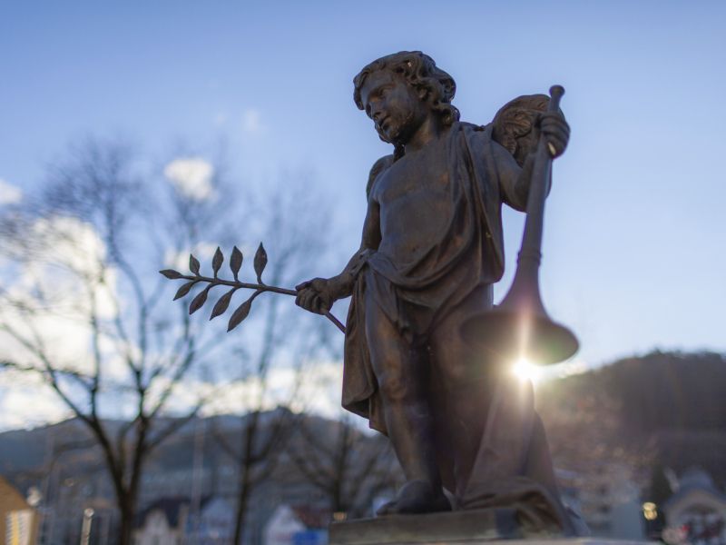 Groza na dunajskem pokopališču: policija umora sumi 14-letno dekle