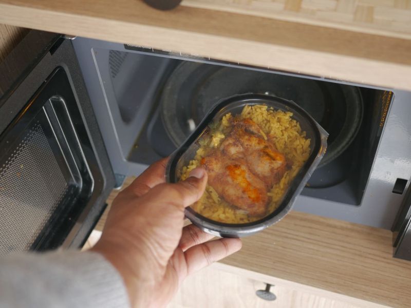 Po petih minutah v mikrovalovni pečici pol milijona delcev plastike v hrani