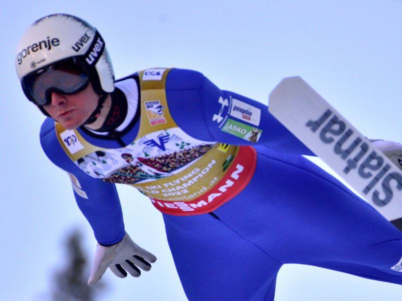 Domen po še en globus