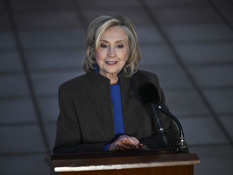 Zaslišanje Clintonove o Epsteinu “neresen cirkus”