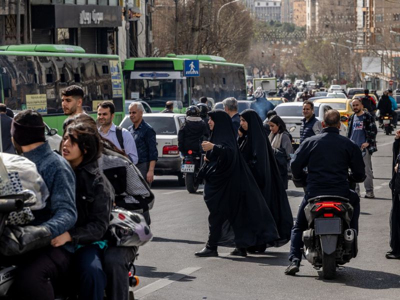 Nekateri Iranci bežijo iz države; drugi plešejo in slavijo Trumpa