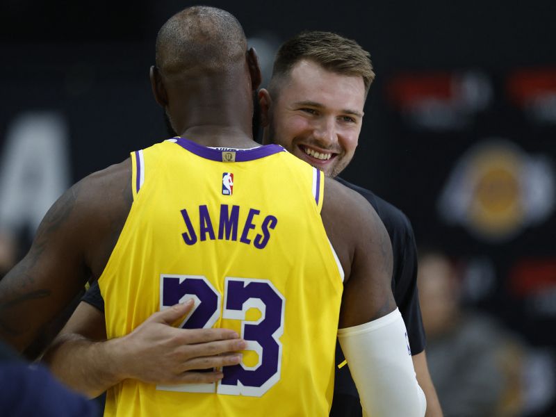 Dončiću soigralci pripravili rojstnodnevno presenečenje, LeBron počel tole