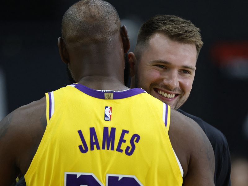 LeBron v garderobi ob Dončiću naredil nekaj norega - ta posnetek pretresa