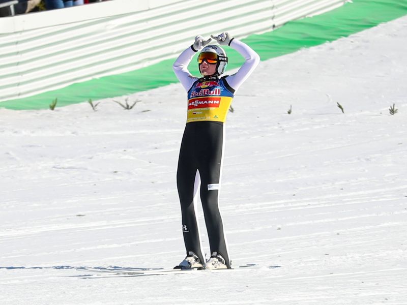 Prevcu na poti do zgodovine stojita dve oviri: ena neumnost Fisa, druga...