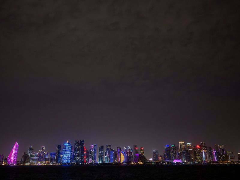 Več kot 50 Slovencev: Ujeti v Dohi tvegajo in iščejo lastno pot domov