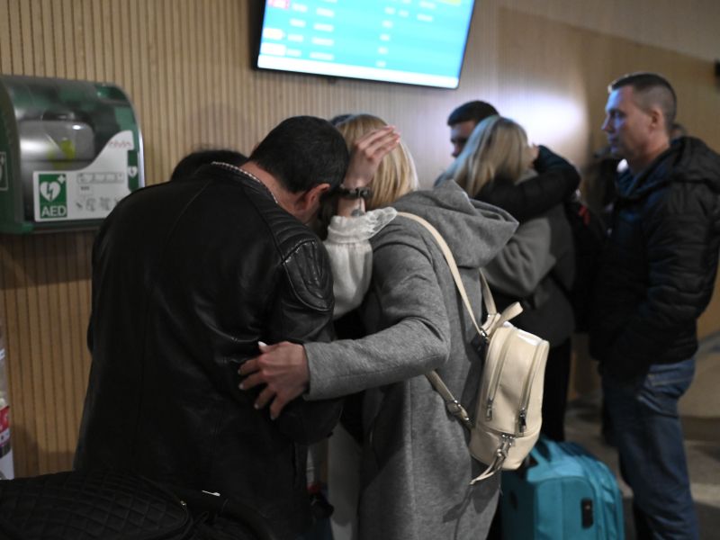 Solze sreče in huda jeza so prepravile Brnik ob prihodu rešenih Slovencev