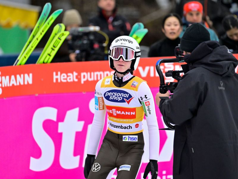 Nika z eno roko že drži veliki kristalni globus, glejte, kaj se dogaja
