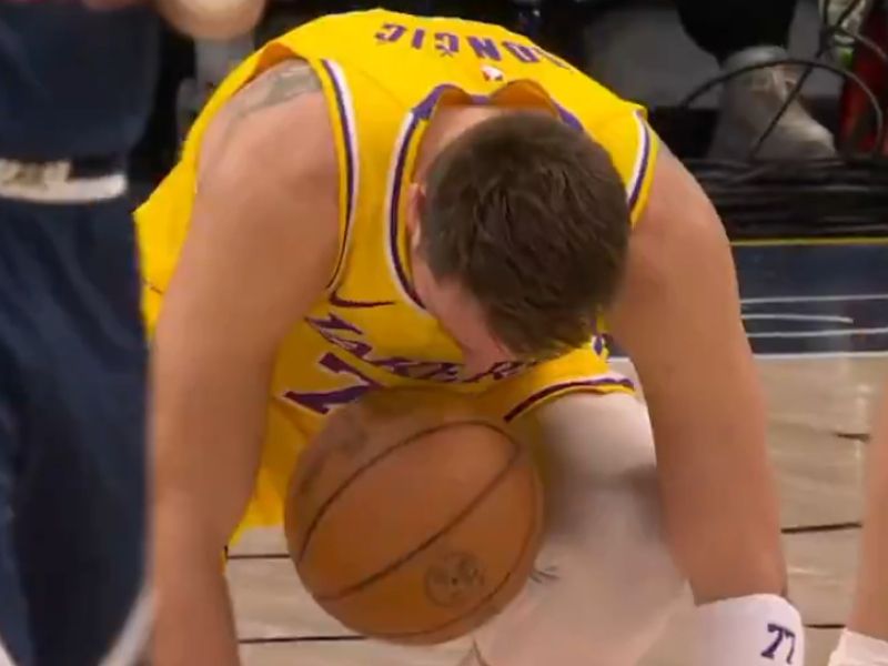 Jokić udaril Dončića v obraz, sodniki gledali posnetek - vroče v Denverju