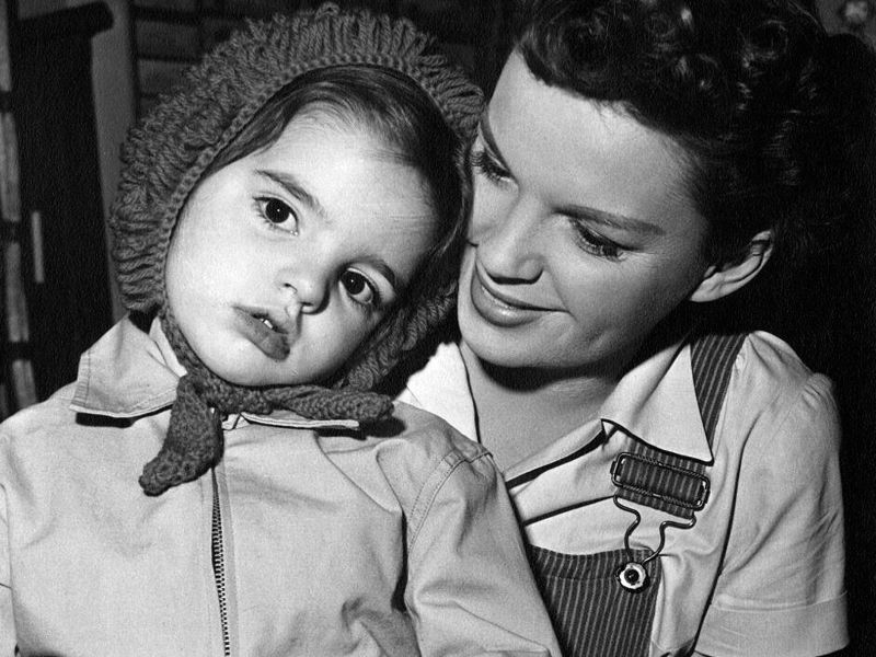 Liza Minnelli z mano Judy Garland leta 1950