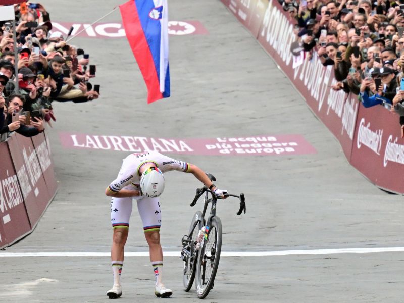 Pogačar se je v ovinku, kjer je lani padel, ozrl v kamero in ...