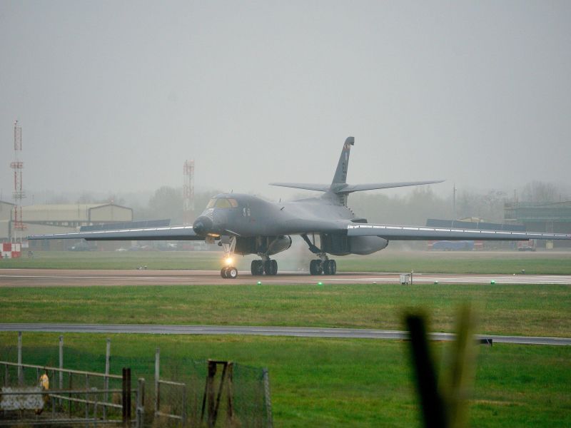 (SPREMLJAMO) Američani kopičijo moč, Iran se opravičuje sosedam