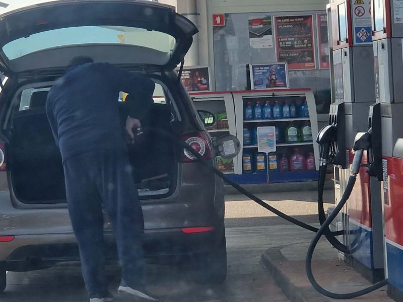 Kmetje in vozniki praznijo črpalke: Kakšno ceno goriv pričakovati