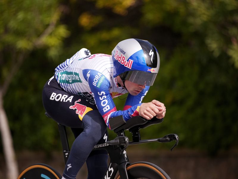 Roglič kljubuje letom, tekmecem na prvi dirki takole pokazal, kaj zmore