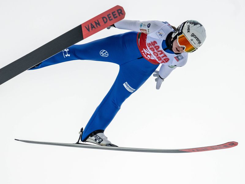 Mlada skakalka po devetih injekcijah. Bo še kdaj na vrhu skakalnice?