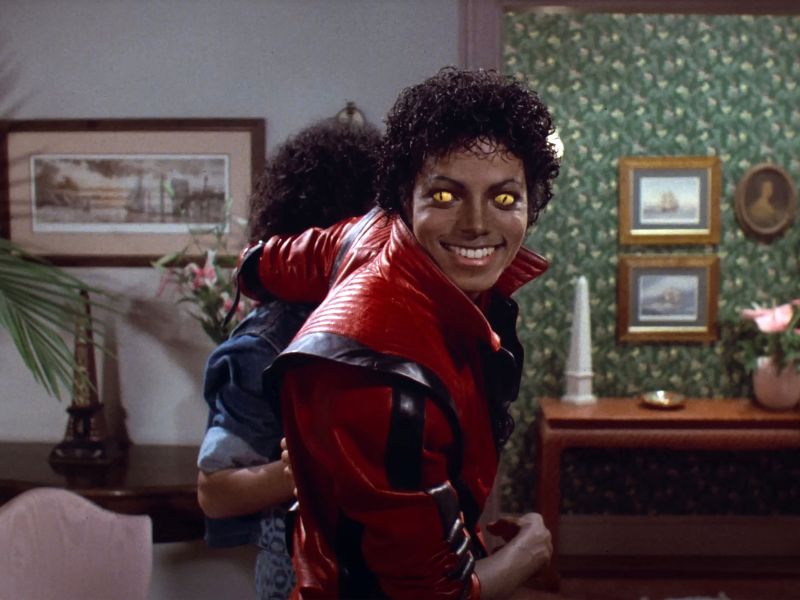 Michael Jackson v znamenitem rdečem suknjiču iz videospota Thriller, ki je leta 1983 spremenil zgodo
