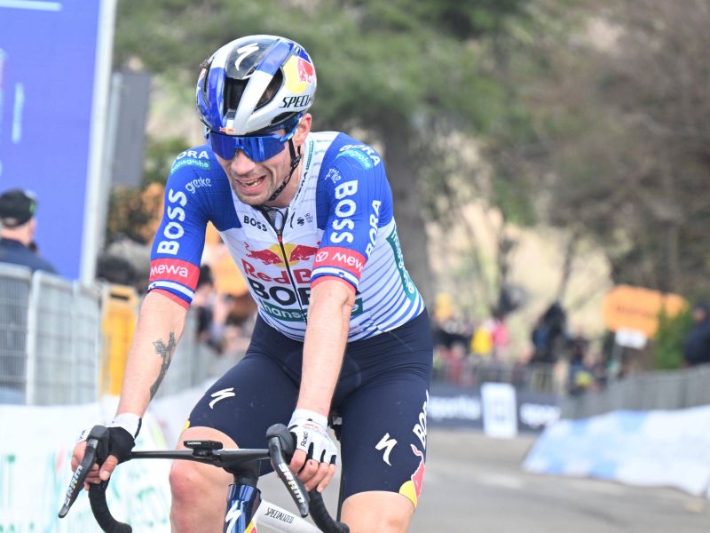 Roglič izgubil stik z vrhom - slovenski šampion v težavah